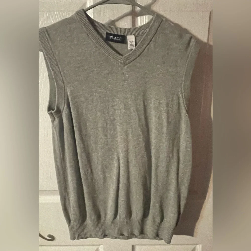 The Children’ Place Boys Gray Sweater Vest!‎ Size Large 10/12